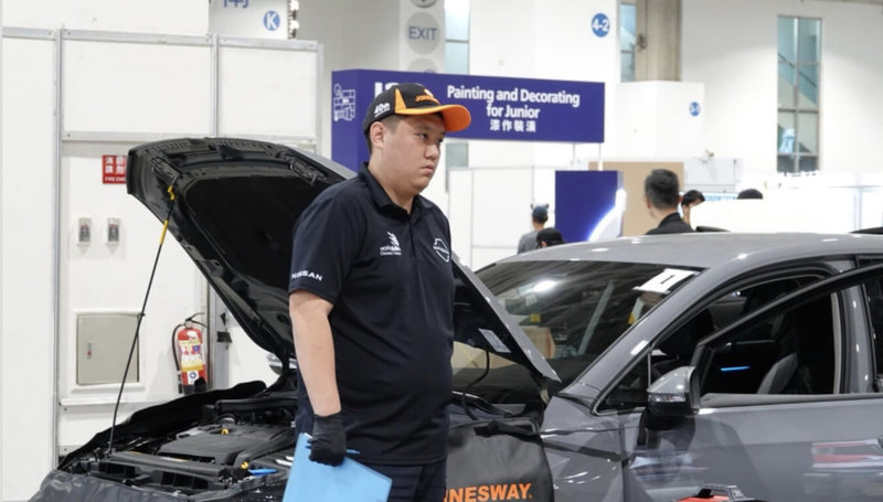 台北市教育局說，第3屆亞洲技能競賽於11月27日到29日台北市南港展覽館舉行，30日結果出爐；南港高工劉彥頫勇奪汽車技術職類金牌，並獲國家最佳選手獎。（台北市教育局提供）中央社記者楊淑閔傳真 114年12月2日