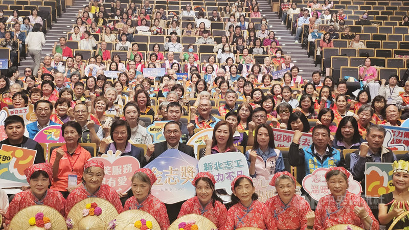 新北市府2日舉辦15屆金志獎頒獎典禮，共有8個志工團隊、50名志工、56名耆心獎（高齡志工）及5名志工督導獲獎。中央社記者王鴻國攝 114年12月2日