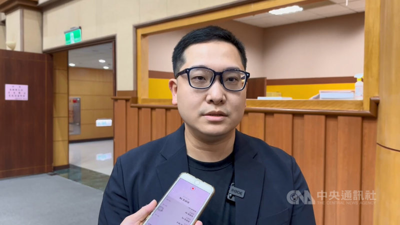 基隆河近日受到油污染，使得基隆市、新北市汐止區用水有油味，基隆市環保局長馬仲豪（圖）2日在議會開議前受訪說，經警方調閱監視器發現一些可疑車輛，正針對車輛及沿岸可能排放的工廠，逐一清查及採樣比對。中央社記者王朝鈺攝 114年12月2日