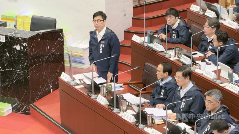 國民黨高雄市議員白喬茵2日質詢時，建議市府推動垃圾處理費隨袋徵收。高雄市長陳其邁（左1）答詢表示，會先擇一個行政區試辦。中央社記者蔡孟妤攝 114年12月2日