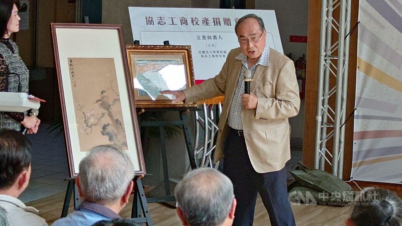 協志工商董事長暨創辦人何明宗(右)2日將校產全數捐贈嘉義縣政府,盼縣府成立美術館,也捐出數千件收藏名畫及文物,包括藝術家林玉山、楊三郎等作品。中央社記者蔡智明攝 114年12月2日