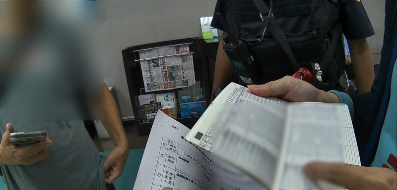 台中市1名60歲男子結識女網友，掉入詐騙集團設下的愛情陷阱，前往銀行想辦理約定帳戶轉帳，行員發現有異報警，經員警勸說攔阻一場詐騙案。（民眾提供）中央社記者郝雪卿傳真   114年12月2日