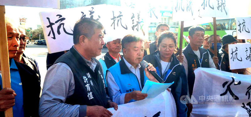 澎湖紅羅垃圾掩埋場大火，燒出民眾怒火，湖西鄉全鄉22村代表2日前往澎湖縣政府陳情，縣長陳光復對鄉親受苦，3度道歉外，也指出興建環保高效綠能循環經濟園區，徹底解決垃圾問題。中央社   114年12月2日