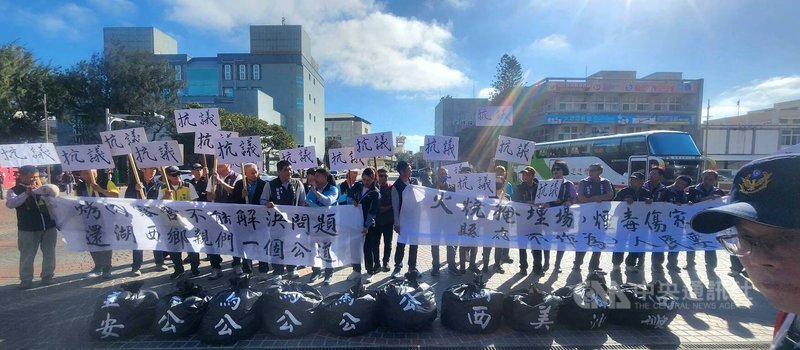 澎湖紅羅垃圾掩埋場大火，燒出了民眾的怒火，湖西鄉全鄉22村代表2日前往澎湖縣政府陳情，縣長陳光復對受苦鄉親3度道歉。中央社   114年12月2日