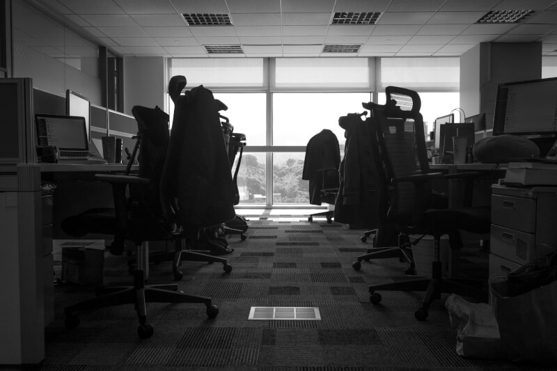 立法院會2日三讀修正通過職安法部分條文明定職場霸凌定義、防治措施，若最高負責人經認定有職場霸凌行為，最高處新台幣100萬元罰鍰。（示意圖／圖取自Unsplash圖庫）