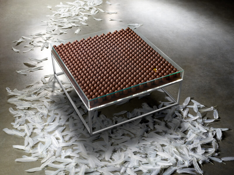 法國多位甜點師傅創作巧克力藝術品1日在一場慈善拍賣會上拍賣。圖為其中一件參展作品，是由495顆巧克力蛋加上一顆豪華水晶組成。（圖取自facebook.com/artcurial）