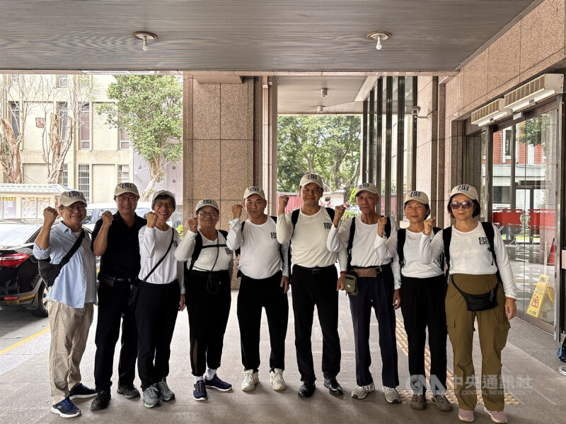 公投案領銜人趙偉程（右4）與志工團成員。（中央社檔案照片）