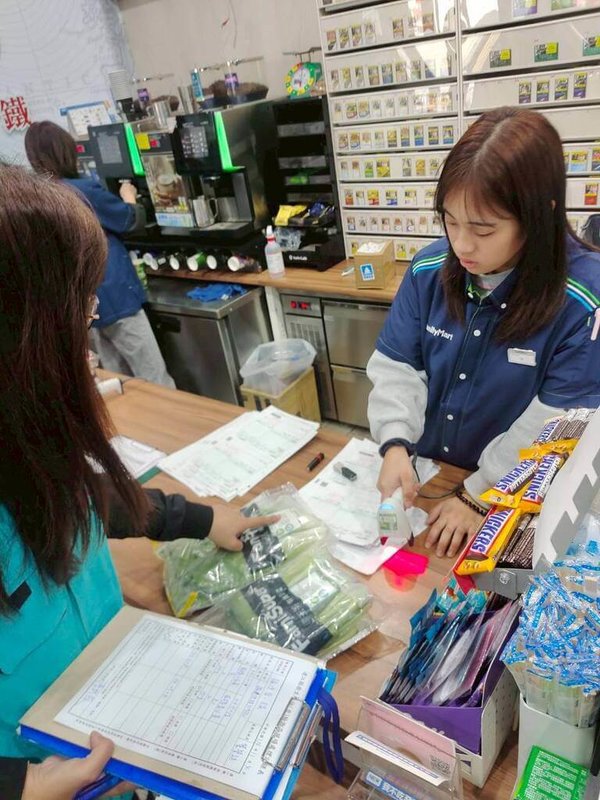 連江縣衛生局11月動員赴傳統市場、超市、餐飲店等處抽檢蔬果農藥殘留、水產品重金屬含量等，35件抽驗產品全數合格。圖為衛生局人員在超商抽檢蔬果情形。（連江縣衛生局提供）中央社記者潘欣彤傳真　114年12月2日