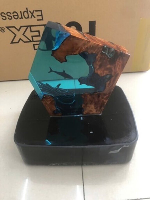 橋頭地檢署10月初接獲情資，指稱將有跨國運毒集團自越南寄送第一級毒品海洛因來台，後續由專案小組鎖定自越南寄抵台灣的異常包裹，共發現7件可疑包裹及13組藝術燈，經拆驗包裹，在藝術燈底座內查獲「雙獅地球牌」海洛因磚52塊，總重19.875公斤，黑市價值超過新台幣2億元。（橋頭地檢署提供）中央社記者張已亷傳真　114年12月2日