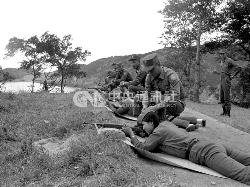 女性民防隊員接受射擊訓練的情形。中央社記者汪萬里攝 61年12月5日
