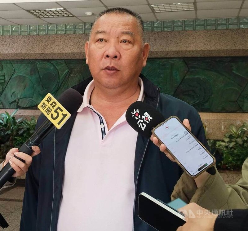 非洲豬瘟中央災害應變中心擬調整廚餘養豬政策，規劃2027年起全面禁用廚餘。中華民國養豬協會理事長潘連周2日到農業部開會時接受媒體聯訪，他質疑1年轉型時間拖太久。中央社記者汪淑芬攝  114年12月2日