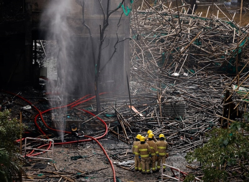 香港大埔宏福苑大火搜索持續進行，圖為在聚集在事發現場的消防員。（路透社）