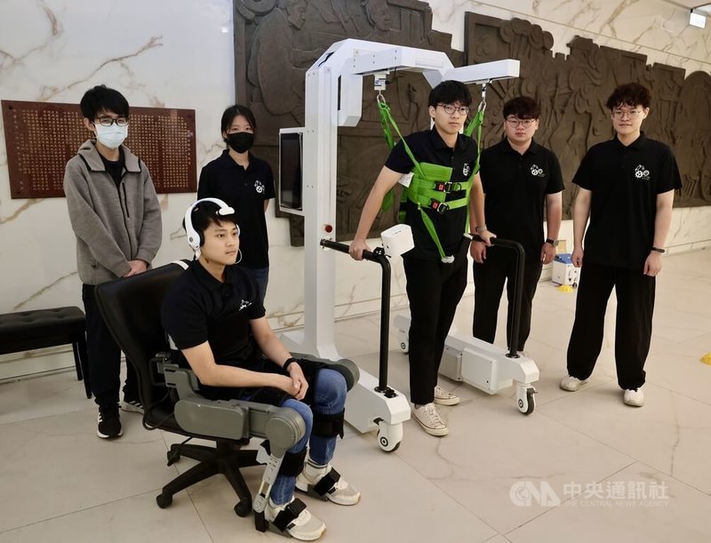 全球首創AI隨動步行復健機器人（HopeStride），能讓中風與退化患者「用腦走路」，主動參與訓練、加速恢復，同時減輕治療師負擔並提升復健科醫師的臨床效率，有效解決高齡化社會人力不足的的窘境。圖為參與研發的中興大學及陽明交大學生。中央社記者王飛華攝　114年12月3日