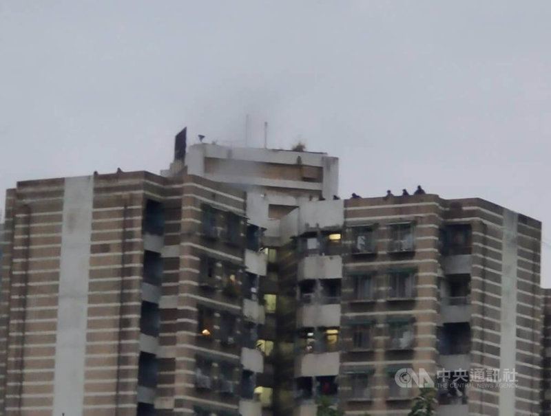 台北市消防局3日下午獲報，指文山區萬美街發生住宅火警，立即出動人車前往救火，現場緊急疏散13人、救出2人。（翻攝照片）中央社記者黃麗芸傳真　114年12月3日