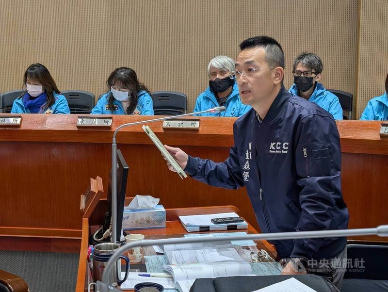 金門縣議會3日舉行定期會，無黨籍縣議員董森堡（前）質詢時指出，文化局在跨年晚會、元宵等活動預算大增，文資審議預算卻降低，應專注本務。中央社記者吳玟嶸攝　114年12月3日