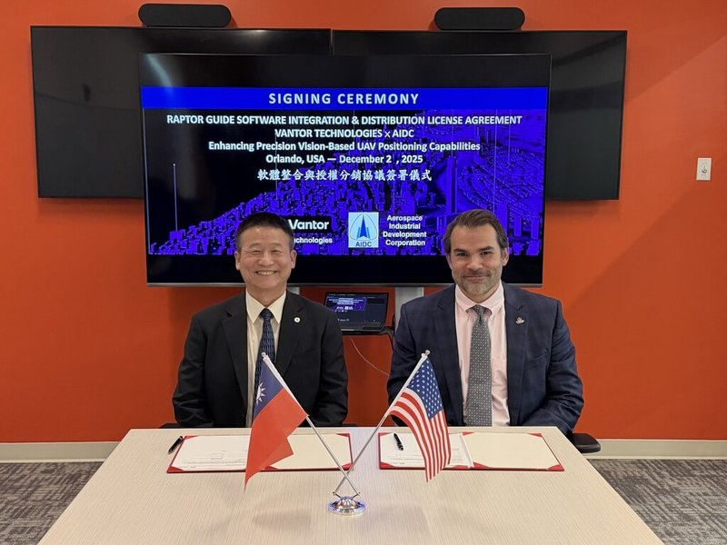 漢翔美國時間2日於全球最大軍事訓練與模擬展會I/ITSEC 2025中，與美國Vantor Technologies簽署Raptor Guide軟體整合與授權分銷協議，由漢翔總經理曹進平（左）與Vantor首席轉型官（Chief Transformation Officer,CTO）Will Cocos（右）代表簽署。（漢翔提供） 中央社記者江明晏傳真　114年12月3日