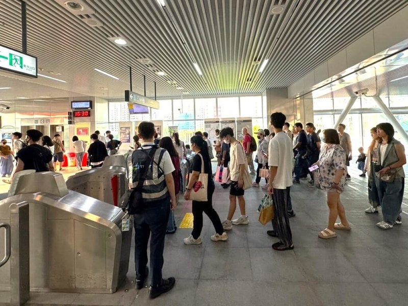 台中捷運公司3日表示，2025新社花海暨台中國際花毯節活動吸引大批賞花人潮搭乘捷運轉接駁車前往，讓11月中捷每日平均運量創新高，達5萬960人次。（中捷公司提供）中央社記者蘇木春傳真　114年12月3日