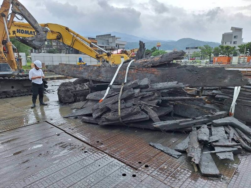 宜蘭縣頭城鎮一處建築工地挖出一批檜木木質構件，縣府3日表示，根據相關時間點與材質，初判應是昔日漂流木，之後被人加工改造為其他用途，但為求審慎，後續將再邀考古遺址專家學者現勘。（宜蘭縣文化局提供）中央社記者沈如峰宜蘭縣傳真 114年12月3日