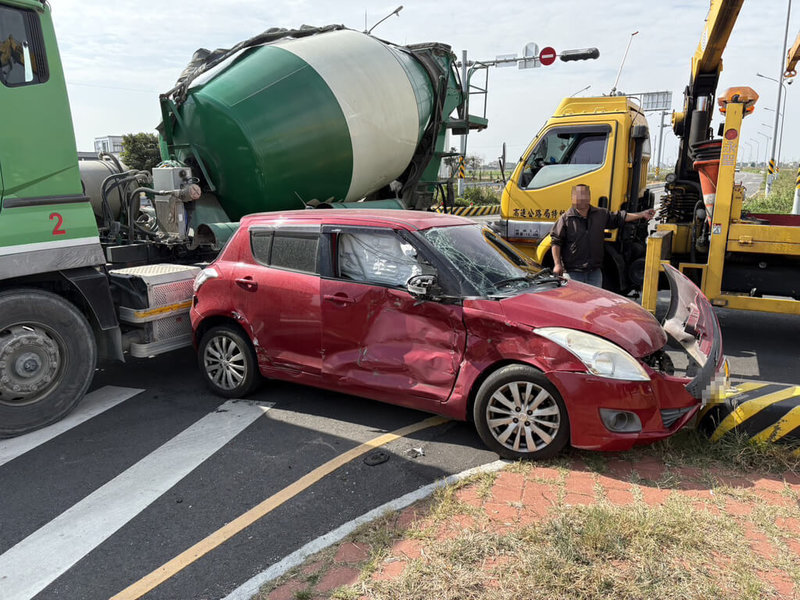 彰化縣二林鎮台76線與二溪路3段路口3日發生一起車禍，警方初步了解為李姓自小客車駕駛疑不熟悉號誌闖紅燈，導致與水泥預拌車碰撞，現場有3人擦挫傷。（民眾提供）中央社記者鄭維真傳真　114年12月3日