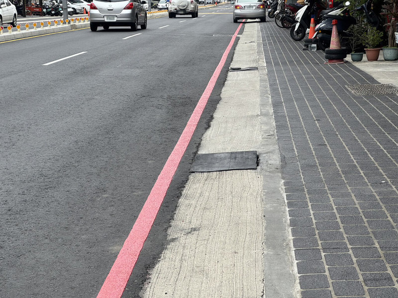 新竹縣竹東鎮北興路正進行改善工程，但9月起鎮民代表會陸續接獲民眾陳情，有不少排水孔洞未加蓋，常有民眾受傷。經多次會勘，公所承諾11月底完成排水孔洞加蓋，但至今仍未完成；竹東鎮公所3日表示，將盡快改善。圖為民眾先自行放置板子蓋住孔洞。（讀者提供）中央社記者郭宣彣傳真　114年12月3日