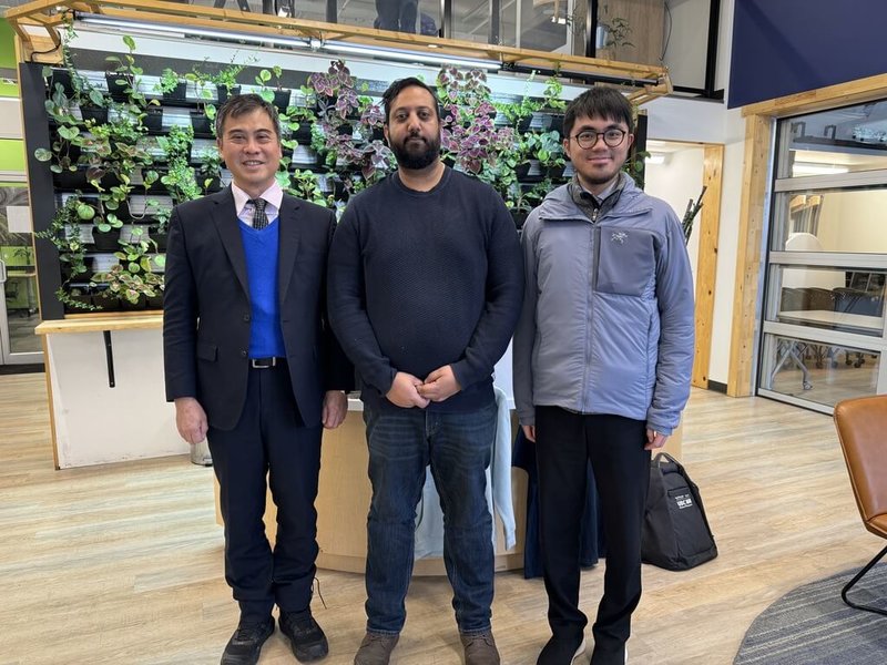 溫哥華台灣貿易中心主任邱仕敏（左）和專案經理洪顗為（右）拜訪加拿大育空政府資助的育空科技公司，和執行長薩希德（中）探索彼此合作的可能性。（溫哥華台貿中心提供）中央社記者程愛芬溫哥華傳真　114年12月3日