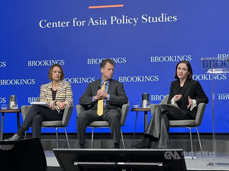 華府智庫布魯金斯研究所2日舉辦座談,前白宮官員芮普胡伯(右)及布魯金斯研究所專家歐漢倫(中)、索利斯(左)與會,分析美中關係及印太安全情勢等議題。中央社記者侯姿瑩華盛頓攝 114年12月3日