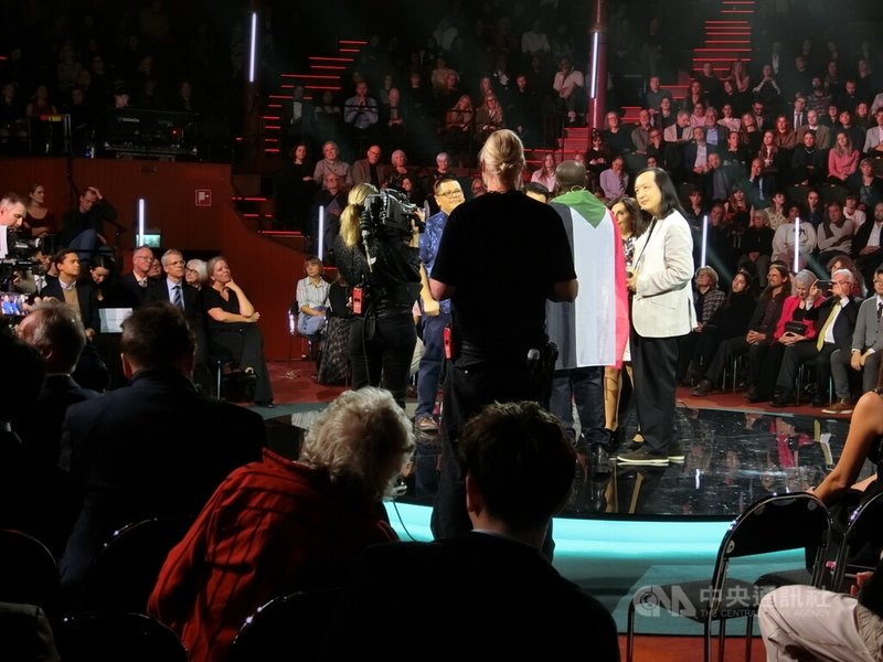 享有「另類諾貝爾獎」美譽的瑞典「優質民生獎」公布多位獲獎人，其中包括台灣無任所大使暨自由軟體程式設計師唐鳳，表彰唐鳳致力推動數位民主的貢獻。唐鳳與其他得主在獲獎後於舞台上互動交流。中央社記者辜泳秝斯德哥爾摩攝　114年12月3日