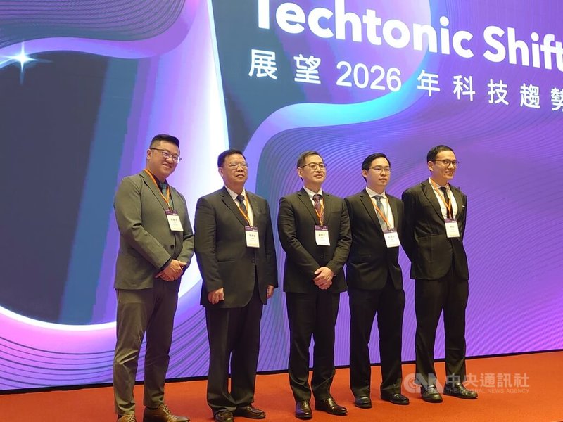 研調機構DIGITIMES於3日舉行科技趨勢論壇，副總監蔡卓卲（右2）表示，在人工智慧（AI）需求驅動下，明年半導體市場可望成長18.3%，台積電晶圓代工領域居領導地位。中央社記者張建中攝　114年12月3日