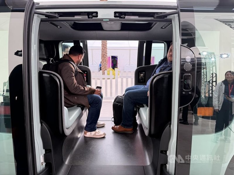 雲端服務供應商AWS 2日在re:Invent年度大會上展示Zoox打造的無人計程車，車內設計成面對面的4人座艙，搭乘體驗更像是移動的私人包廂。中央社記者吳家豪拉斯維加斯攝　114年12月3日