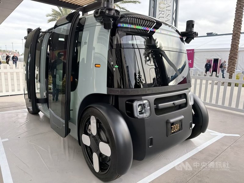 雲端服務供應商AWS 2日舉辦re:Invent年度大會，展示亞馬遜旗下公司Zoox打造的無人計程車，車內沒有方向盤和駕駛座，外型看似帶輪子的烤麵包機，今年9月已在美國賭城對一般民眾開放服務。中央社記者吳家豪拉斯維加斯攝　114年12月3日