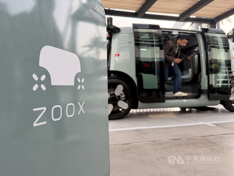 雲端服務供應商AWS 2日在re:Invent年度大會上展示Zoox打造的無人計程車，目前已在美國西岸舊金山向員工測試、在拉斯維加斯對民眾開放服務，預計2026年擴張到美國東岸的亞特蘭大與邁阿密。中央社記者吳家豪拉斯維加斯攝　114年12月3日