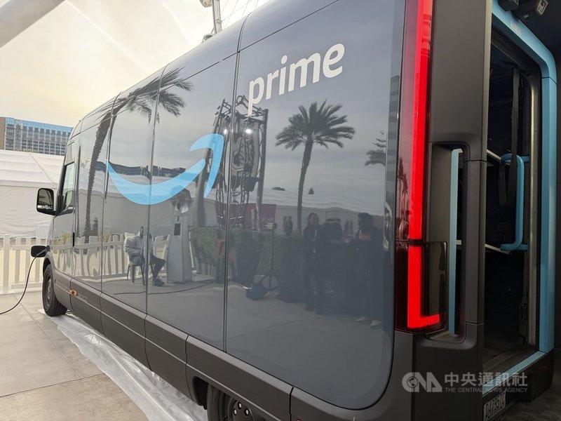 亞馬遜旗下AWS本週在美國拉斯維加斯舉辦re:Invent年度雲端運算大會，現場展示亞馬遜Rivian電動貨車，車身外部配備的攝影機結合AWS Greengrass邊緣運算技術，能在行駛中偵測封路或施工等道路異常。中央社記者拉斯維加斯攝　114年12月3日