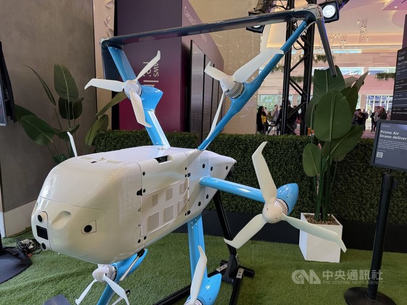 亞馬遜旗下AWS本週在美國拉斯維加斯舉辦re:Invent年度雲端運算大會，現場展示亞馬遜無人機宅配服務Prime Air，飛行過程中若遇到鳥類或樹木，系統會自行判斷並進行閃避，無需駕駛員介入。中央社記者拉斯維加斯攝　114年12月3日