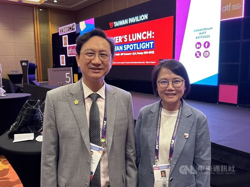 亞洲電視論壇及內容交易市場展在新加坡登場，駐新加坡代表童振源（左）、文策院院長王敏惠（右）出席活動。中央社記者吳昇鴻新加坡攝　114年12月3日