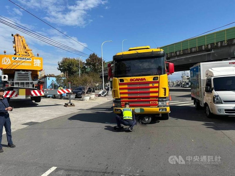 吳姓男子3日上午駕駛貨運曳引車、陳女騎乘機車，雙方在台中烏日區1處路口右轉發生碰撞，陳女遭捲入車底後輾斃，吳男經酒測無酒駕，全案後續警方將依過失致死罪嫌送辦。（翻攝照片）中央社記者蘇木春傳真　114年12月3日