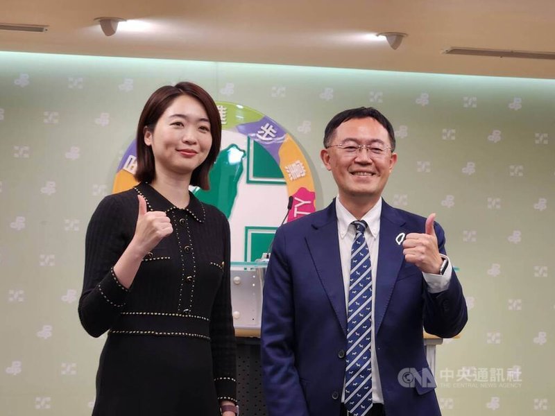 民進黨新任發言人李坤城（右）3日與發言人韓瑩（左）共同亮相。中央社記者葉素萍攝　114年12月3日