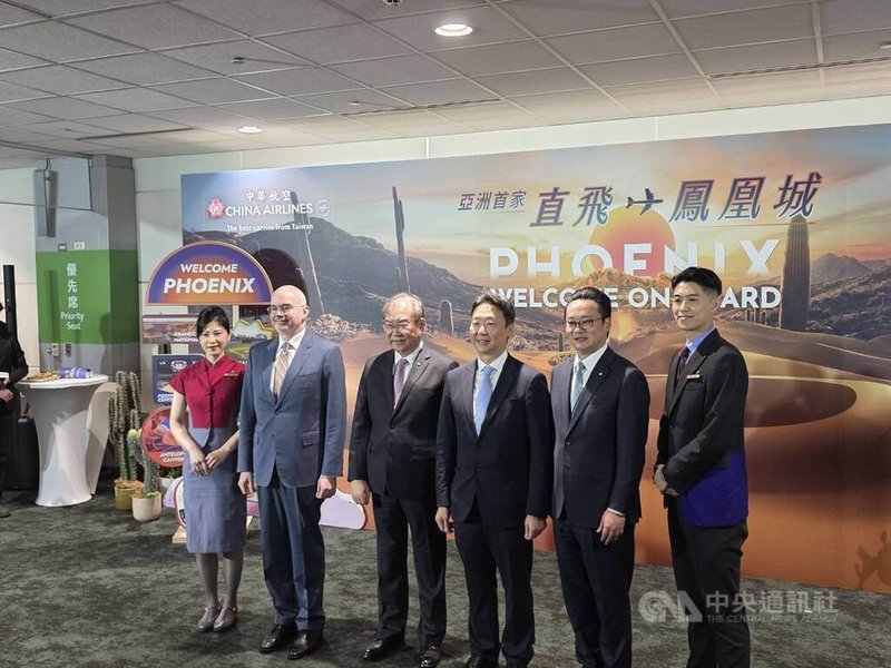 華航3日開通台北－鳳凰城航線，董事長高星潢（左3）搭乘亞洲首航直飛鳳凰城的CI036班機，交通部長陳世凱（右3）、美國在台協會台北辦事處處長谷立言（左2）也出席登機門活動。中央社記者江明晏攝　114年12月3日