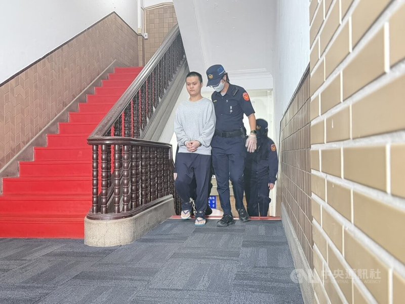 新北祖孫3代命案,張姓男子(左)殺死妻子、岳母與繼子,一審被國民法官庭判死刑。張男上訴,二審3日開庭,張男由法警提解出庭。中央社記者劉世怡攝 114年12月3日