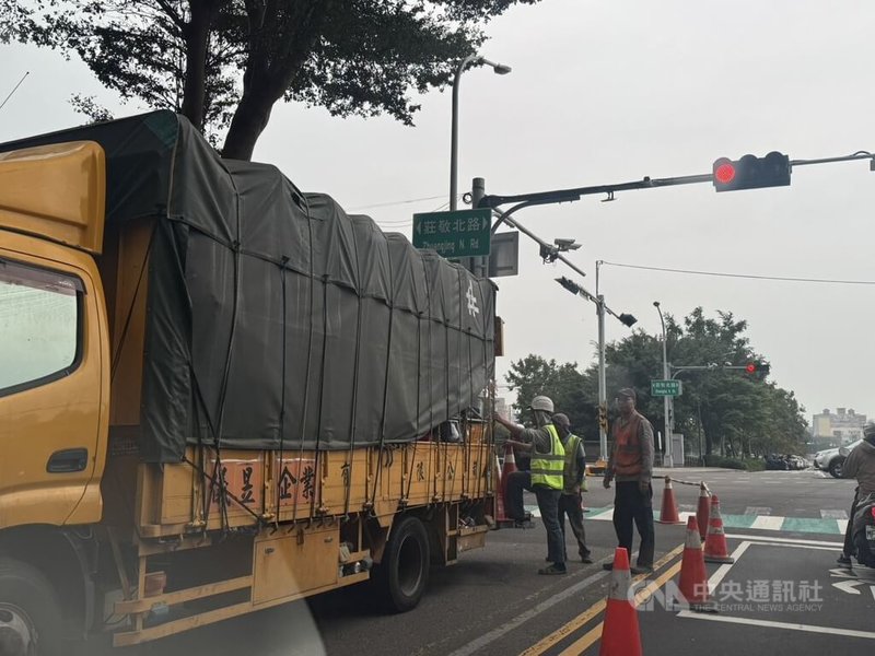 新竹縣政府12月進行標誌標線改善工程，有議員指出中勝利七、八街因單、雙向不一，號誌不同步，3日導致塞車。縣府表示，勝利八街改線工程將加速，有望4日完成，屆時會同步調整號誌，以提升行車順暢與安全。中央社記者郭宣彣攝　114年12月3日