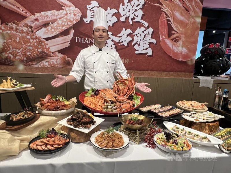 迎接耶誕及跨年到來，台中知名飯店集團旗下自助餐品牌3日宣布自即日起推出以蝦、蟹為主題的豐富菜色，從冷檯、生食檯到熱廚等全區換季，還有多款冬季新品。中央社記者郝雪卿攝　114年12月3日