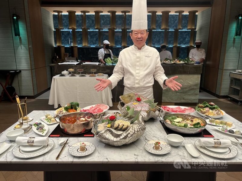 歲末年終，也代表耶誕及跨年兩大節慶即將到來，台中市多個飯店業者紛紛推出冬季新菜單搶客，打造專屬節氣美味。中央社記者郝雪卿攝　114年12月3日