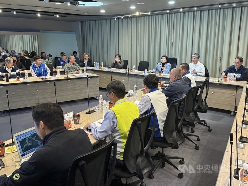 雲林縣政府3日在縣府會議中心召開「草嶺堰塞湖跨縣市（雲林／南投）聯防整備暨專家諮詢會議」，由雲林縣長張麗善（後右3）主持，並邀集南投縣府團隊、經濟部水利署第四河川分署等單位共同參與，研商堰塞湖災害整體應變策略及任務分工。中央社記者姜宜菁傳真　114年12月3日
