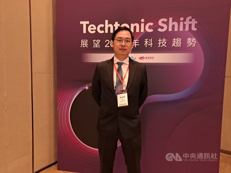 針對2026年的科技趨勢，DIGITIMES副總監蔡卓邵3日在科技趨勢論壇表示，全球電動車競爭邁向「智駕化」，2025年全球電動車年增21.8%、2026年成長放緩至15.2%。中央社記者潘智義攝　114年12月3日