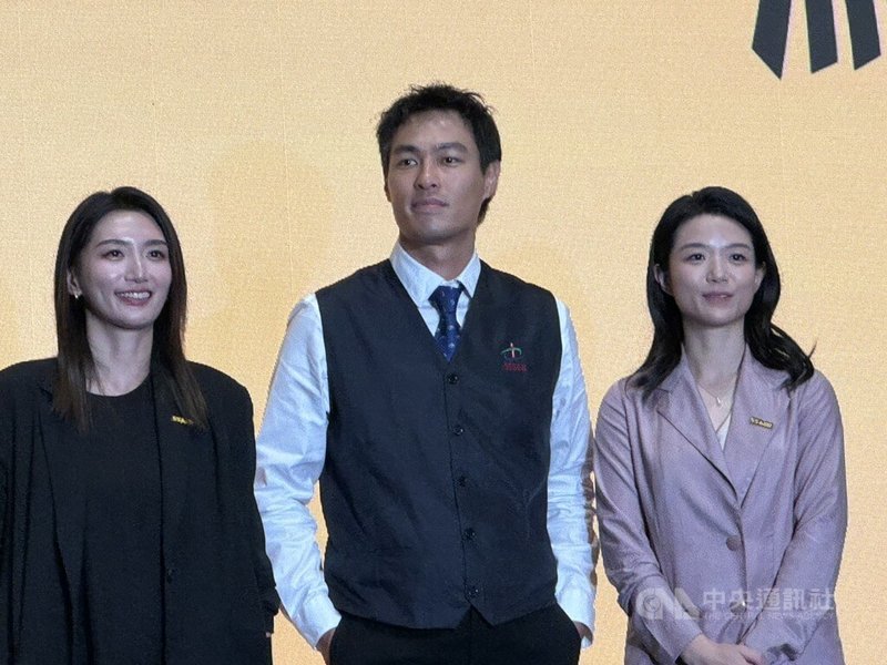 計程車業者55688集團3日舉行20週年品牌展暨代言人合作記者會，會中宣布55688這20年來首名代言人為藝人楊祐寧（中），現場並發布3支全新品牌形象宣傳片。中央社記者余曉涵攝　114年12月3日