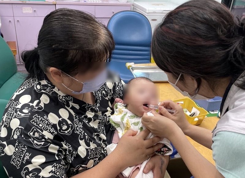 新北市衛生局3日宣布，自即日起擴大全額補助輪狀病毒疫苗對象，設籍新北13個偏遠地區、出生滿6至24週的嬰幼兒，就可至衛生所免費接種。（新北市衛生局提供）中央社記者黃旭昇新北市傳真　114年12月3日