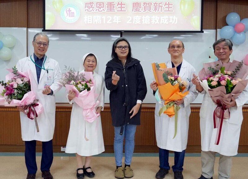 林姓婦人（中）12年前在嘉義市聖馬爾定醫院生產時突發羊水栓塞幸院方及時搶命，今年10月林婦再度生產又發生同樣狀況，醫療團隊再度搶回一命，3日舉辦感恩活動，慶祝母子平安。（聖馬爾定醫院提供）中央社記者黃國芳傳真　114年12月3日