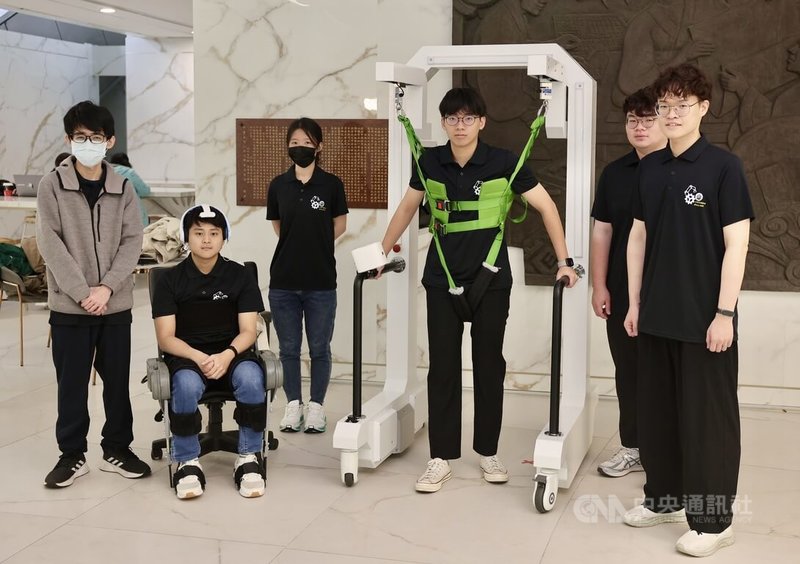 為解決高齡化社會人力不足的窘境，國科會3日在台北舉行記者會，公開全球首創AI隨動步行復健機器人（HopeStride），能讓中風與退化患者「用腦走路」，主動參與訓練、加速恢復，減輕治療師負擔並提升復健科醫師的臨床效率。中央社記者王飛華攝　114年12月3日