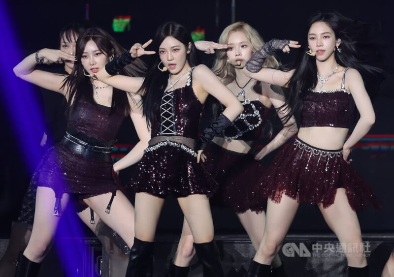 韓國女子團體aespa將參加第76屆紅白歌唱大賽。然而，成員寧寧（左2）因曾發布疑似以原子彈「蘑菇雲」為意象設計的燈具照片引發討論。（中央社檔案照片）