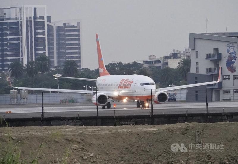 有高雄市議員3日建議市府彩繪高雄國際機場（圖）西側圍牆，不過市長陳其邁指出，未來將會拆除機場部分圍牆，民眾可直接在這裡看飛機降落、視野更開闊。中央社記者董俊志攝　114年12月3日