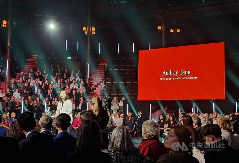 前數位發展部長、現為無任所大使的唐鳳唐鳳獲頒有「另類諾貝爾獎」美譽的瑞典「優質民生獎」。她2日以台灣年輕島嶼不斷受板塊碰撞發想的獲獎感言獲滿堂喝采。中央社記者辜泳秝斯德哥爾摩攝　114年12月3日